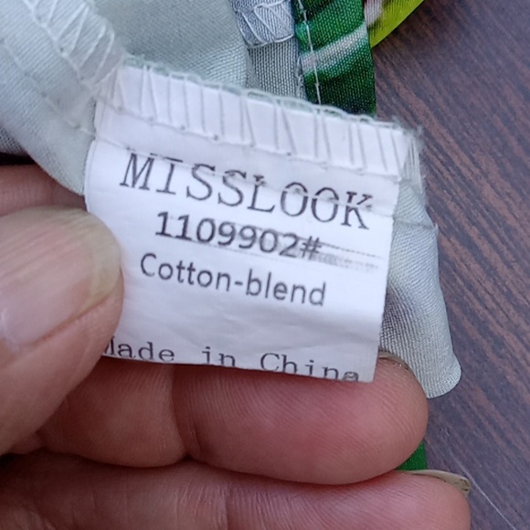 Men's Hawaiian shirt, good condition,  medium. Good stretch. - Picture 4 of 4